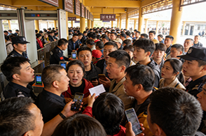 人工检票效率低 引发投诉 影响口碑